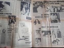 Hafta Sonu Haftalık Aktüalite Sinema Tiyatro Müzik ve Magazin Gazetesi - 12 Mayıs 1978 - Sayı:20 - Cüneyt Arkın, Hem Sağcı, Hem Solcu - Feri Cansel, yeni bikinisini hayranlara tanıttı - Renksiz kişi değil, rengarenk kişi - Cem Karaca - Neşe Alkan - Hülya Koçyiğit - Prenses Caroline - Kahkaha Bilmecesi - Müjde Ar - Haftaya Bakış - Kadın Hastalığının Ayıbı Yoktur! - Türkan Şoray - Selçuk Ural - Tayfun Kalkavan - Neydi Neydi Ne? - Güzele Ne Yaraşmaz - Bergüzar Gömeç - Emine Kumcu - Aliye Kurtuluş - Zeynep D'andria - Ölüler Kumar Oynamaz hikayesi - Bir Türk Bestecisi Beatles'ı birleştirecek - Zeki Çetin - Bülent Ersoy - Ajda Pekkan - Seher Şeniz - Garip Ama Gerçek - Nejat Uygur - Hulusi Kentmen'in Küçük Cenneti - Ahmet Özhan - Hale Saygazi - Canan Perver - Gönül Yazar - Sinan Bilsel - Canan Perver - Nilüfer - Huysuz Virjin - ''Şu halimin tek sebebi'' fotoğraf ve haberi - Tam Takım Gazete