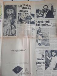 Hafta Sonu Haftalık Aktüalite Sinema Tiyatro Müzik ve Magazin Gazetesi - 12 Mayıs 1978 - Sayı:20 - Cüneyt Arkın, Hem Sağcı, Hem Solcu - Feri Cansel, yeni bikinisini hayranlara tanıttı - Renksiz kişi değil, rengarenk kişi - Cem Karaca - Neşe Alkan - Hülya Koçyiğit - Prenses Caroline - Kahkaha Bilmecesi - Müjde Ar - Haftaya Bakış - Kadın Hastalığının Ayıbı Yoktur! - Türkan Şoray - Selçuk Ural - Tayfun Kalkavan - Neydi Neydi Ne? - Güzele Ne Yaraşmaz - Bergüzar Gömeç - Emine Kumcu - Aliye Kurtuluş - Zeynep D'andria - Ölüler Kumar Oynamaz hikayesi - Bir Türk Bestecisi Beatles'ı birleştirecek - Zeki Çetin - Bülent Ersoy - Ajda Pekkan - Seher Şeniz - Garip Ama Gerçek - Nejat Uygur - Hulusi Kentmen'in Küçük Cenneti - Ahmet Özhan - Hale Saygazi - Canan Perver - Gönül Yazar - Sinan Bilsel - Canan Perver - Nilüfer - Huysuz Virjin - ''Şu halimin tek sebebi'' fotoğraf ve haberi - Tam Takım Gazete
