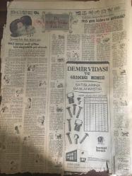 HÜRRİYET GAZETESİ 31 ARALIK 1964 ---Dünya Harbi Olmayacak --1965 senesi evli çiftler için değişiklik yılı olacak ---1965 Genç kızlara ne  getirecek ---Bilmediğimiz Süreyya --Türkiye de : Hürriyet ,Orta ve Balkanların en Yüksek Tirajlı ve çok Okunan Gazetesidir ---Kendi rekorlarını  kendi kıran lider gazete ---Satılan her 100 gazeteden 44 ü Hürriyet tir---Yurt dışında  bürolar açan tek Türk gazetesi Hürriyettir ---Adalet Partisi Genel  Başkanı Ragıp Gümüşpala vefat etti ---Sandık içinde Roma dan Kahire  ye  kaçırılmak istenen casus ---