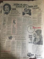 HÜRRİYET GAZETESİ 31 ARALIK 1964 ---Dünya Harbi Olmayacak --1965 senesi evli çiftler için değişiklik yılı olacak ---1965 Genç kızlara ne  getirecek ---Bilmediğimiz Süreyya --Türkiye de : Hürriyet ,Orta ve Balkanların en Yüksek Tirajlı ve çok Okunan Gazetesidir ---Kendi rekorlarını  kendi kıran lider gazete ---Satılan her 100 gazeteden 44 ü Hürriyet tir---Yurt dışında  bürolar açan tek Türk gazetesi Hürriyettir ---Adalet Partisi Genel  Başkanı Ragıp Gümüşpala vefat etti ---Sandık içinde Roma dan Kahire  ye  kaçırılmak istenen casus ---