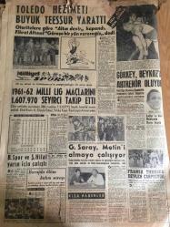 MİLLİYET GAZETESİ 26 HAZİRAN 1962 YIL :13 SAYI :4338---25 Gün Sonra :Kabine kuruldu ---Fevzioğlu ve Dinçer şimdilik Devlet Bakanı sıfatını taşıyor ---Maliye Bakanlığını 200 bin lira dolandıran şebeke yakalandı ---İki sevgili çamlıkta 5 gün yaşadı --Komşusunu iki bıçakla öldürdü ---İstanbul Teşkilatı ihtilale Hazırdı  ----Liz Taylor mu  taklit ediyor ---8 Milyar  liraya çıkacak petrol projesi ----Toledo Hezmeti Büyük Tessür Yarattı ---1961-62 Milli lig Maçlarını 1,607.970 seyirci  takip etti ---Görkey ,Beykoz a Antrenör  oluyor ---Galatasaray ,Metin i almaya çalışıyor ---B.Spor ve Ş.Hilal yarın için çalıştı ---Fransa Turunda  devler çarpışıyor ---Meclis Başbakan Yardımcılığın 3 e Çıkarılmasını Dün Kabul Etti --Bir gazeteci dün cezaevine girdi ---Başbakan İnönü----