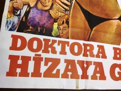 DOKTORA BAK HİZAYA GEL (La dottoressa del distretto militare), ORİJİNAL SİNEMA ÇİZİM AFİŞİ - 1976, FİLM AFİŞİ / POSTERİ - BÜYÜK BOY - ORİJİNAL - 100 X 68 cm EBADINDA - Original Turkish Big Size Movie Poster - Nando Cicero, Nando Cicero, Franco Milizia, Marino Onorati, Edwige Fenech, Alfredo Pea, Alvaro Vitali, Carlo Delle Piane, Grazia Di Marzà, Alfonso Tomas, Renzo Ozzano, Angelo Pellegrino, Dante Cleri, Tom Felleghy, Dante Cona, Mario Meniconi, Alfredo Adami, Lucio Montanaro, AKIN FİLM