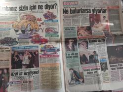 Duvar Haftalık Magazin ve Siyasi Aktüalite Gazetesi - 17 Ocak 1992 - Nükhet Duru Artık Patron - Türkler'e cinselliği öğretiyor - Evin Doğu - 5 milyona beş kişiye satıldı - Füsun Erbulak - Süleyman Demirel - Arabanız sizin için ne diyor? - Zerrin Yaman - Warren Beatty - İbrahim Gürkan - Alleen Wuornos - Korkunç Etna yine rahat bırakmıyor - Hüseyin Ekinci - Rusya'da herkesin ortak derdi yiyecek bir şeyler bulabilmek - Safranbolu - Cinsel Danışmanınınz - Deniz Baykal - Feridun Yazar - Sabahattin Demiray - Özden Alpdağ - Tansu Çiller - Bilal Özcan - Liz Tirbelis - Ceyhan Gür - Galatasaray'a 30 metreden attığım golü, hayatım boyunca unutmam'' - Cimbom'un Kalecisi Hayrettin - Joseph Venglos - Leman Sam - Gazanfer Özcan - Seyyal Taner - Sevgin Birol - Banu Alkan - Müjdat Gezen - Ayşegül Aldinç - Kathleen Quinlan - Liz Taylor - Duygu Asena - Oryantal Şahmaran - Fulya Yıldırım - Begüm Özbek - Freddie Mercury fotoğraf ve haberi - Tam Takım Gazete
