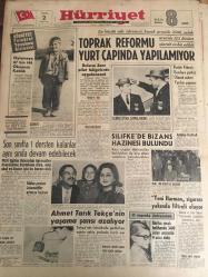 HÜRRİYET GAZETESİ 2 EKİM 1964 YIL :17 SAYI :5899---Oylamaya 87 bin 148 okuyucu katıldı --Toprak Reformu Yurt Çapında Yapılamıyor Son sınıfta 1 dersten  kalanlar aynı sınıfta devam  edebilecek --Silifke de  Bizans Hazinesi Bulundu ---Ahmet Tarık Tekçe nin  Yaşama Şansı Azalıyor ---Yeni harman sigarası  yakında  filtreli oluyor ---Vilayet ,köy pazarları kurmak için çalışıyor ----200 milyon dolarlık eroin  kaçakçılığı ---Memurlarının kendisini isteyip istemediklerini öğrenmek  için referandum  yaptı ---Olimpiyat Kafilemizi Dün Uğurladık --Japonlar güreşin iki stilinde  biz üç altın madalya kazanacağız  ,diyorlar---Uluğ ,Hollandalılara misafirperverliğimizi  göstereceğiz diyor ---Galatasaray ,kampa girdi --Fotoğraf Yarışması Oylama Neticeleri --Harika çocuk imtihanda 3400 aday arasında 9. oldu ---Ruslar Kıbrıslı Rumlara şartız olarak askeri yardım yapıyor ---