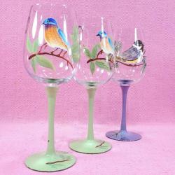 VINTAGE AVRUPA EL BOYAMA , İSPİNOZ VE SERÇE KUŞU RESİMLİ SANATÇI DAMGALI 3 ADET BÜYÜK BOY AYAKLI KADEH