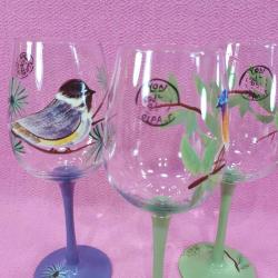 VINTAGE AVRUPA EL BOYAMA , İSPİNOZ VE SERÇE KUŞU RESİMLİ SANATÇI DAMGALI 3 ADET BÜYÜK BOY AYAKLI KADEH