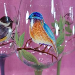 VINTAGE AVRUPA EL BOYAMA , İSPİNOZ VE SERÇE KUŞU RESİMLİ SANATÇI DAMGALI 3 ADET BÜYÜK BOY AYAKLI KADEH