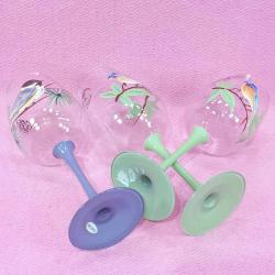 VINTAGE AVRUPA EL BOYAMA , İSPİNOZ VE SERÇE KUŞU RESİMLİ SANATÇI DAMGALI 3 ADET BÜYÜK BOY AYAKLI KADEH