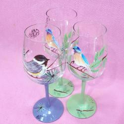 VINTAGE AVRUPA EL BOYAMA , İSPİNOZ VE SERÇE KUŞU RESİMLİ SANATÇI DAMGALI 3 ADET BÜYÜK BOY AYAKLI KADEH