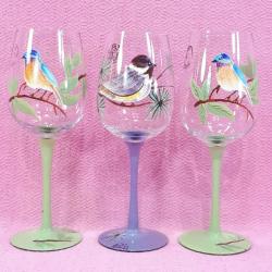 VINTAGE AVRUPA EL BOYAMA , İSPİNOZ VE SERÇE KUŞU RESİMLİ SANATÇI DAMGALI 3 ADET BÜYÜK BOY AYAKLI KADEH