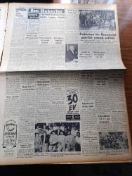 Vatan Gazetesi - 25 Temmuz 1954 - Falih Rıfkı Atay'a Yazan Ahmet Emin Yalman - Dışarı Gideceklere Mali Kontrol Konuldu - Komünistler Bir İngiliz Uçağı Düşürdü - Celal Bayar Ve Adnan Menderes İstanbul'a Döndü - Sovyetler Avrupa Birliği Konferansı İstedi - Ekmek Darlığının Önlenmesi İçin Çare Aranıyor - Ankara CHP Teşkilatı Bir Zihniyet Mücadelesi İstedi - Denizde İsyan Yazan Herman Wouk Yazı Dizisi - Meşrutiyet İlanına Doğru Tıbbiye Hareketi Yazan Mustafa Emil Elöve - Türklüğe Hakaret Eden İngiliz John Sretwella Tevkif Edildi - Meryem Ana Meşalesi Efes'e 15 Ağustos'ta Getiriliyor -   Pakistan'da Komünist Partisi Tevkif Yasak Edildi - Tahtakale'de On Dükkan Yandı -   Osmanlı Tarihinden Sayfalar Yazan Feridun Fazıl Tülbentçi - General Ali Fuat Cebesoy'un Siyasi Hatıraları Yazı Dizisi - İran'ın Güzel Kraliçesi Süreyya - Meşhur Amerikalı Zengin Rockfeller - Bu Yerin Ötesinde Yazan Cronin Yazı Dizisi - 15. Devlet Resim Ve Heykel Sergisi Dün Açıldı - Puro Tuvalet Sabunu - Dermojen Yanık Kremi