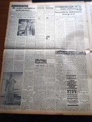 Vatan Gazetesi - 25 Temmuz 1954 - Falih Rıfkı Atay'a Yazan Ahmet Emin Yalman - Dışarı Gideceklere Mali Kontrol Konuldu - Komünistler Bir İngiliz Uçağı Düşürdü - Celal Bayar Ve Adnan Menderes İstanbul'a Döndü - Sovyetler Avrupa Birliği Konferansı İstedi - Ekmek Darlığının Önlenmesi İçin Çare Aranıyor - Ankara CHP Teşkilatı Bir Zihniyet Mücadelesi İstedi - Denizde İsyan Yazan Herman Wouk Yazı Dizisi - Meşrutiyet İlanına Doğru Tıbbiye Hareketi Yazan Mustafa Emil Elöve - Türklüğe Hakaret Eden İngiliz John Sretwella Tevkif Edildi - Meryem Ana Meşalesi Efes'e 15 Ağustos'ta Getiriliyor -   Pakistan'da Komünist Partisi Tevkif Yasak Edildi - Tahtakale'de On Dükkan Yandı -   Osmanlı Tarihinden Sayfalar Yazan Feridun Fazıl Tülbentçi - General Ali Fuat Cebesoy'un Siyasi Hatıraları Yazı Dizisi - İran'ın Güzel Kraliçesi Süreyya - Meşhur Amerikalı Zengin Rockfeller - Bu Yerin Ötesinde Yazan Cronin Yazı Dizisi - 15. Devlet Resim Ve Heykel Sergisi Dün Açıldı - Puro Tuvalet Sabunu - Dermojen Yanık Kremi