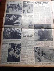 Vatan Gazetesi - 25 Temmuz 1954 - Falih Rıfkı Atay'a Yazan Ahmet Emin Yalman - Dışarı Gideceklere Mali Kontrol Konuldu - Komünistler Bir İngiliz Uçağı Düşürdü - Celal Bayar Ve Adnan Menderes İstanbul'a Döndü - Sovyetler Avrupa Birliği Konferansı İstedi - Ekmek Darlığının Önlenmesi İçin Çare Aranıyor - Ankara CHP Teşkilatı Bir Zihniyet Mücadelesi İstedi - Denizde İsyan Yazan Herman Wouk Yazı Dizisi - Meşrutiyet İlanına Doğru Tıbbiye Hareketi Yazan Mustafa Emil Elöve - Türklüğe Hakaret Eden İngiliz John Sretwella Tevkif Edildi - Meryem Ana Meşalesi Efes'e 15 Ağustos'ta Getiriliyor -   Pakistan'da Komünist Partisi Tevkif Yasak Edildi - Tahtakale'de On Dükkan Yandı -   Osmanlı Tarihinden Sayfalar Yazan Feridun Fazıl Tülbentçi - General Ali Fuat Cebesoy'un Siyasi Hatıraları Yazı Dizisi - İran'ın Güzel Kraliçesi Süreyya - Meşhur Amerikalı Zengin Rockfeller - Bu Yerin Ötesinde Yazan Cronin Yazı Dizisi - 15. Devlet Resim Ve Heykel Sergisi Dün Açıldı - Puro Tuvalet Sabunu - Dermojen Yanık Kremi