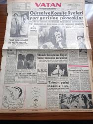 Vatan Gazetesi - 17  Haziran 1960 - Dünya Eski Muharipler Federasyonu Başkanı Van Lonschot Türk Ordusu Tarihi Bir Vazife Başardı - Cemal Gürsel Ve Milli Birlik Komitesi Üyeleri Yurt Gezisine Çıkacak - Amerikan Başkanı Eisenhower'in Başbakanımız Cemal Gürsel'e Mesajı - Genel Af Dileği Ayrıca İncelenecek - Fevzi Lütfi Karaosmanoğlu Köşe Yazısı - Yüksek Soruşturma Heyeti Yakın Zamanda Kurulacak - Yeni Yolsuzluklar Meydana Çıkarılıyor - Müfit Birsen Kadıköy Savcısı Oldu - Çocuk Arabası Rüyaların Dili - İnsan Bir Yerde Bellidir Yazan Mehmet Seyda Yazı Dizisi - Milli Eğitim Bakanı Fehmi Yavuz'un Öğretmenlere Mesajı - Amerikan Başkanı Eisenhower'in Japonya'ya Yapacağı Seyahat Dün İptal Edildi - Hoş Memo Karikatür - Subay Ve Askeri Memurlar Ordu Dışında da Vazife Alabilecek - Kanlı Perşembe Yazan Sadun Tanju Yazı Dizisi - Abdülmecit'in 1. Haremi Hümayunu Yazı Dizisi - Gece Gondolları Yazan Albert Jean Yazı Dizisi - Tonton Agah Çizen Sade Yalçın - Cemal Gürsel Kupası -  Fenerbahçe Kongre