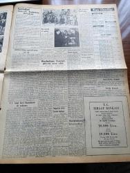 Vatan Gazetesi - 7 Mayıs 1954 - Ahmet Emin Yalman Köşe Yazısı - Bazı İstanbul Milletvekilleri Mazbatalarını Aldılar - Cumhurbaşkanı Celal Bayar Çankaya'da Bakanları Kabul Etti - İşletmeler Bakanı Sıtkı Yırcalı Sınai Kalkınmayı İzahat Etti - Vietnam İmparatoru Bao Dai - Paraguay Merkezi Asilerin Elinde - Fransa Başbakanı Joseph Laniel Güven Oyu Aldı - Boğaz'da Yolcu Sayımı - İlk Petrol Arama Müsaadesi Verildi - Mısır'da Hükümet Darbesi Teşebbüsü - Milli Tesanüt Ve Türk Ocakları - Denizde İsyan Yazan Herman Wouk Yazı Dizisi - Hoş Memo Karikatür - Tarlabaşı Caddesi Asfaltlanıyor - Harry Morrison Geliyor - Bir Erkek Daha Kadın Oldu - En Çok Sevilen İki Artist Alan Ladd Ve Marilyn Monroe -  Jigolo Yazan Daniel Harper Yazı Dizisi - Belgin Doruk Puro Tuvalet Sabunu Kullanıyorum Diyor - General Ali Fuat Cebesoy'un Siyasi Hatıraları Yazı Dizisi - Komünist Çin'ib Dışişleri Bakanı Chou En Lai - Mao Tse Tung - 1956 Gençler Futbol Şampiyonası - Avrupa Bisiklet Turu -Vücudunda En Çok Dövme Olan Adam