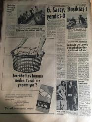 HÜRRİYET GAZETESİ 22 EYLÜL 1966 YIL :19 SAYI :6609---Arazi ve bina vergileri artırılıyor ---Alman karı -kocayı  gezdiren 2 kadın karakolda sabahladı ---Siirtli şivesi ile THY dan bilet isteyen Ulaştırma Bakanına bilet olduğu halde  yok dediler ---Rumlar Türk köyleri civarında  manevra yapıyor ---İçişleri Bakanı Asayişsizlikten  şikayet etti ----Çapkınların kız diye laf attığı Serpil  erkek çıktı ---Annesinin  zina  yaptığı  şahsın yakasına  yapışıp  pis adam diye bağırdı ---Japonlar ,tamamen yerli otomobil  imal  etmek için teklifte bulundu ---Tersanelerimizde  12 bin tondan büyük gemi inşa edilecek ---Galatasaray ,Beşiktaş ı yendi : 2-0--Radoviç ve Lemiç Fenerbahçe den ayrılmak istiyor --28 Erkek ,2 kadın memur HOMOSEKSÜEL oldukları  için istifa etmiş ---Beylerbeyi n de  100 gece hayatı ---Demirel :Köy yolları ve içme suyu iki temel davamızdır dedi ---Kartalların kaçırdığı çocuklar parçalandı ---
