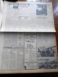 Vatan Gazetesi - 23 Mayıs 1954 - Ahmet Emin Yalman Köşe Yazısı - Demokrat Parti Meclis Grup'u Bugün Toplantı Yapıyor -  Başbakan Adnan Menderes Ankara'da Genç Demokratlar Temsilcileriyle Görüşürken - Tokyo Dünya Serbest Güreş Şampiyonası - Güreşçi Osman Kambur - Nurettin Ardıçoğlu 12 Ay 15 Gün Hapse Mahkum Oldu - İngiltere Fransa Anlaşmasının 50. Yıldönümü - İstanbul'da Rıhtım ve Antrepo Yapılacak - Seçimlerin Kati Neticesi Açıklandı - İtalyanlar Dört Yugoslav'ı Esir Aldı - Denizde İsyan Yazan Herman Wouk Yazı Dizisi - Akademik Hürriyetin Şartları Yazan Hasan Refik Ertuğ - Türk Irak Dostluk Anlaşmasının Yıldönümü - Mısır Komünist Çin'i Tanıyacakmış - General Ali Fuat Cebesoy'un Siyasi Hatıraları Yazı Dizisi - Osmanlı Tarihinden Sayfalar Yazan Feridun Fazıl Tülbentçi Yazı Dizisi - Jigolo Yazan Daniel Harper Yazı Dizisi - Puro Tuvalet Sabunu - Güreşte Bekir Büke Ve Adil Atan Rakiplerine İttifakla Mağlup Oldular - Pan American - Gripin - Arı Unları - Good Year - Karamürsel Mağazası