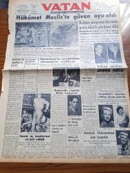 Vatan Gazetesi - 27 Mayıs 1954 - Hükümet Meclis'te Güven Oyu Aldı - Adnan Menderes'in Amerika'ya Daveti Yazan Ahmet Emin Yalman Köşe Yazısı - Demokrat Parti Grup Başkan Vekili Server Somuncuoğlu'nun Konuşması - Mağarada Yapılan Buda Kongresi - Hilton Otelinin Açılışını Münasebetiyle İstanbul'da Sinema Yıldızı Akını Olacak - Marilyn Monroe - Ava Gardner - Malatya Suikasti Sanıkları Savunma Yaptılar - Hüseyin Üzmez - Necip Fazıl Kısakürek - Teknik Üniversite Rektörlüğüne Profesör Mustafa Santur Seçildi - Atatürk Üniversitesi İçin Hazırlık - Denizde İsyan Yazan Herman Wouk Yazı Dizisi - Adalarda İmar Faaliyeti - İzmir Sanayi Odası Başkanı Osman Kibar Kaza Geçirdi - İzmir'in Ekmeksiz Kalma Tehlikesi Var - Traktör Fabrikası Kuruluyor - Hoş Memo Karikatür - Sanat Aleminde Leyla Gencer Anlatıyor - General Ali Fuat Cebesoy'un Siyasi Hatıraları Yazı Dizisi - Migros Ne Yapacak - İbni Sina'nın Bininci Yılı Yazan Ordinaryüs Profesör Doktor Süheyl Ünver Yazı Dizisi - Jigolo Yazan Daniel Harper