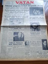 Vatan Gazetesi - 24 Mayıs 1954 - Ahmet Emin Yalman Köşe Yazısı - Hükümet Programı Demokrat Parti Grubunda Okundu - Partizan Memurlar Tasfiyeye Tabi Tutulacak - Komünistler Hanoi Üzerine Yürüyor - Macaristan İngiltere'yi 7 1 Mağlup Etti- Faiz Kaymak Kıbrıs'ta Rumların Yüzde 63'ü Komünisttir Dedi - Futbol Federasyonu Başkanı Ulvi Yenal - Güreşçilerimiz Dün De Altı Galibiyet Kazandılar - İstanbul Emniyet Müdürü Alaeddin Eriş Oldu - Bir Çift Cambazın Nikahı Tel Üzerinde Kıyıldı - Denizde İsyan Yazan Herman Wouk Yazı Dizisi - 50 Japon Balıkçısı Daha Atomdan Hastalandı - Suudi Arabistan Kralı'nın 90 Bin Liralık Otomobili - Hoş Memo Karikatür - Sanat Aleminde Adalet Cimcoz Maya'nın Durumunu İzah Ediyor - General Ali Fuat Cebesoy'un Siyasi Hatıraları Yazı Dizisi - Migros Karşısında Esnafın Endişesi - Kalay Kralının Kızı İsabelle Patino'nun Hazin Akıbeti - Jigolo Yazan Daniel Harper Yazı Dizisi - Tokyo Serbest Güreş Dünya Şampiyonası - Beşiktaş Vefa'yı Dün 2 0 Mağlup Etti - Fenerbahçe