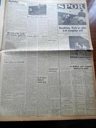 Vatan Gazetesi - 24 Mayıs 1954 - Ahmet Emin Yalman Köşe Yazısı - Hükümet Programı Demokrat Parti Grubunda Okundu - Partizan Memurlar Tasfiyeye Tabi Tutulacak - Komünistler Hanoi Üzerine Yürüyor - Macaristan İngiltere'yi 7 1 Mağlup Etti- Faiz Kaymak Kıbrıs'ta Rumların Yüzde 63'ü Komünisttir Dedi - Futbol Federasyonu Başkanı Ulvi Yenal - Güreşçilerimiz Dün De Altı Galibiyet Kazandılar - İstanbul Emniyet Müdürü Alaeddin Eriş Oldu - Bir Çift Cambazın Nikahı Tel Üzerinde Kıyıldı - Denizde İsyan Yazan Herman Wouk Yazı Dizisi - 50 Japon Balıkçısı Daha Atomdan Hastalandı - Suudi Arabistan Kralı'nın 90 Bin Liralık Otomobili - Hoş Memo Karikatür - Sanat Aleminde Adalet Cimcoz Maya'nın Durumunu İzah Ediyor - General Ali Fuat Cebesoy'un Siyasi Hatıraları Yazı Dizisi - Migros Karşısında Esnafın Endişesi - Kalay Kralının Kızı İsabelle Patino'nun Hazin Akıbeti - Jigolo Yazan Daniel Harper Yazı Dizisi - Tokyo Serbest Güreş Dünya Şampiyonası - Beşiktaş Vefa'yı Dün 2 0 Mağlup Etti - Fenerbahçe