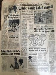 HÜRRİYET GAZETESİ  24 EYLÜL 1964 YIL :17 SAYI :5891---Yedek subaylık 6 ay uzatıldı --Siyasi Mahkumlar Affediliyor --Kurukafayı  iki tıp öğrencisi denize atmış ---Bütün aile ,bir babayı esrarkeşlikte  itham etti --Bir iki gün içinde değiştirme  birliği meselesinde  anlaşma olacak ---Belçikalı Gazeteci bir dolar ile dünya seyahati yapıyor ---İlkokulda  öğrenci sayısı  büyük oran da artıyor ---Türkiye ,okuyup yazma bakımından dünya da sondan  4. geliyor --Türk gıda maddeleri  teşhir ediliyor  ,fakat satılmıyor ---G.Kılıç ,vazife kabul etmedi --Turgay ı takımdan Ulvi Yenal atmış ---Namzetler K.Paşayı  dün 6-1 mağlup etti ---Tokyo dönüşü Atik in  vazifesi sona erecek ---Ruslar ,Türkiye ye uydurma  bir güreş takımı ile  gelmişler---Yeni bir din doğuyor ----Rüçhan Adlığ ın  açıklaması --Soğuk ve yağış bir iki gün daha sürecek --Kıbrıs Pulu 1 Ekim de Çıkıyor --