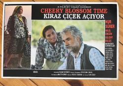Efemera - KİRAZ ÇİÇEK AÇIYOR * CHERRY BLOSSOM TIME * NUR SÜRER, HALİL ERGÜN * YAŞAR SERİNER * 1990 * LOBİ KARTI * 23 x 33 CM - kitantik - kitaLog