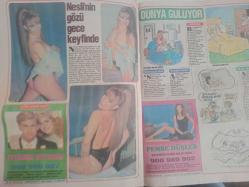 Süper Cumartesi Haftalık Magazin ve Siyasi Aktüalite Dergisi - 29 Mayıs 1993 - Zümre - Pervin Tekgül - Birşey olacak ama acaba ne? - İsmail Güneş - Festival değil cennet turu... - Turistler birer lokum - Tansiyona dikkat - Açık Pazar - İnsanın canına okur vallahi! - Bu Işıl, Işıl Işıl - Haftanın Fıstığı Deborah - Cansu Akgül - Bu kıza bir kaset yapın - Pinar Eliçe efkar dağıtıyor - Enis'in kulağı - Enis Ayyıldız - Elçin Tuna Posteri - Bu kumsalda güneşlemek zevk - Kumsal Güneş - Yaşanmış Öyküler - Ayak Fetişisti - Nesli'nin gözü gece keyfinde - Dünya Gülüyor - Pembe Düşler - En çok rahat ettiği yer banyo... - Temiz Kadının hali başkadır - Nur Çağla - Büyük Bulmaca - Atşeböceği Ercan - Derya San ''Seks iyidir'' fotoğraf ve haberi - Tam Takım Dergi