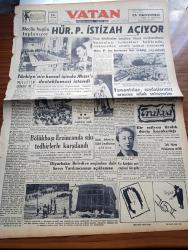 Vatan Gazetesi - 15 Ağustos 1956 - Suçlu Yazan Orhan Kemal Yazı Dizisi - Ahmet Emin Yalman Köşe Yazısı - Osman Bölükbaşı Erzincan'da Sıkı Tedbirlerle Karşılandı - Yunanlılar Soydaşlarımız Arasına Nifak Sokuyorlar - Zeki Müren'e Mahkemeye Verildi - Kıbrıs'taki Türk Okullarına 60 Sandık Kitap Gönderilecek - Sarayburnunda Dün Balık Tutma Müsabakası Yapıldı - Mermi Fabrikasında Bir Yangın Çıktı - Hoş Memo Karikatür - General Ali Fuat Cebesoy'un Siyasi Hatıraları Yazı Dizisi - Cimcimeler Çizgi Roman Charles Schulz - Ella Sinders Çizgi Roman Fred Fox - Etna'nın Ateşi Yazan Henri Castillou Yazı Dizisi - Radyo Bulmaca -  Fenerbahçe Her Hafta Maç Yapacak - Wimbledon Şampiyonu Yenildi - Boks Şampiyonu Mari D'agata Unvanını Koruyacak - Karşıyaka Futbol Takımı İstanbul'a Geliyor - Beynelmilel izcilik Toplantısı