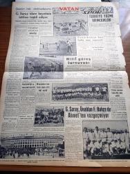 Vatan Gazetesi - 15 Ağustos 1956 - Suçlu Yazan Orhan Kemal Yazı Dizisi - Ahmet Emin Yalman Köşe Yazısı - Osman Bölükbaşı Erzincan'da Sıkı Tedbirlerle Karşılandı - Yunanlılar Soydaşlarımız Arasına Nifak Sokuyorlar - Zeki Müren'e Mahkemeye Verildi - Kıbrıs'taki Türk Okullarına 60 Sandık Kitap Gönderilecek - Sarayburnunda Dün Balık Tutma Müsabakası Yapıldı - Mermi Fabrikasında Bir Yangın Çıktı - Hoş Memo Karikatür - General Ali Fuat Cebesoy'un Siyasi Hatıraları Yazı Dizisi - Cimcimeler Çizgi Roman Charles Schulz - Ella Sinders Çizgi Roman Fred Fox - Etna'nın Ateşi Yazan Henri Castillou Yazı Dizisi - Radyo Bulmaca -  Fenerbahçe Her Hafta Maç Yapacak - Wimbledon Şampiyonu Yenildi - Boks Şampiyonu Mari D'agata Unvanını Koruyacak - Karşıyaka Futbol Takımı İstanbul'a Geliyor - Beynelmilel izcilik Toplantısı
