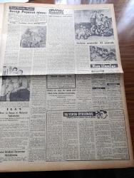 Vatan Gazetesi - 30 Mayıs 1954 - Başbakan Adnan Menderes Bugün Amerika'ya Gidiyor - Dost Kanada'dan Bize Büyük Yardımlar Başladı - Millk Tenasüt Kongresi Yapıldı - Traktör Fabrikasının Anlaşması İmzalandı - Nevşehir İl Oluyor - Yugoslavya Cumhurbaşkanı Tito Yunanistan'a Hareket Etti - Dünkü Bale Gösterisi Çok Başarılı Oldu - Denizde İsyan Yazan Herman Wouk Yazı Dizisi - 5. Bahar Bayramı Büyük Rağbet Görüyor - Turistlerde Irk Din Lisan Cinsiyet Farkı Aranmayacak - Papagos Kıbrıs'ı Tekrar İstedi - İngiltere Komünist Çin Ticaret Anlaşması - General Ali Fuat Cebesoy'un Siyasi Hatıraları Yazı Dizisi - 1954 Milletlerarası Paris Fuarı - Hap Devrine Hazırlık Mı - Osmanlı Tarihinden Sayfalar Recep Paşa'nın İdamı Yazan Feridun Fazıl Tülbentçi Yazı Dizisi - Bu Yerin Ötesinde Yazan Cronin Yazı Dizisi - Mevsim Balığı Kılıç - Ulubatlı Hasan'ın Şehit Düştüğü Yerde Konuşma Yapıldı - Johnson Deniz Motorları - Lüks Traş Bıçağı - Arı Unları - Good Year - Kızılcahamam Kaplıcaları
