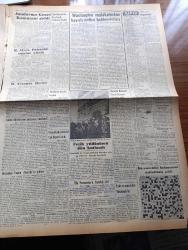 Vatan Gazetesi - 30 Mayıs 1954 - Başbakan Adnan Menderes Bugün Amerika'ya Gidiyor - Dost Kanada'dan Bize Büyük Yardımlar Başladı - Millk Tenasüt Kongresi Yapıldı - Traktör Fabrikasının Anlaşması İmzalandı - Nevşehir İl Oluyor - Yugoslavya Cumhurbaşkanı Tito Yunanistan'a Hareket Etti - Dünkü Bale Gösterisi Çok Başarılı Oldu - Denizde İsyan Yazan Herman Wouk Yazı Dizisi - 5. Bahar Bayramı Büyük Rağbet Görüyor - Turistlerde Irk Din Lisan Cinsiyet Farkı Aranmayacak - Papagos Kıbrıs'ı Tekrar İstedi - İngiltere Komünist Çin Ticaret Anlaşması - General Ali Fuat Cebesoy'un Siyasi Hatıraları Yazı Dizisi - 1954 Milletlerarası Paris Fuarı - Hap Devrine Hazırlık Mı - Osmanlı Tarihinden Sayfalar Recep Paşa'nın İdamı Yazan Feridun Fazıl Tülbentçi Yazı Dizisi - Bu Yerin Ötesinde Yazan Cronin Yazı Dizisi - Mevsim Balığı Kılıç - Ulubatlı Hasan'ın Şehit Düştüğü Yerde Konuşma Yapıldı - Johnson Deniz Motorları - Lüks Traş Bıçağı - Arı Unları - Good Year - Kızılcahamam Kaplıcaları