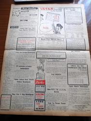 Vatan Gazetesi - 29 Mayıs 1954 - Bakanlar Kurulunda Amerikan Seyahati Görüşüldü - Başbakan Adnan Menderes İngiltere Büyükelçisini Kabul Ederek Müzakerede Bulundu - Habeşistan İmparatoru Haile Selasiye'nin Amerika'da Demeci - Çin Hindinde Komünist Komutanı Giap'ın Bir Demeci Yayınlandı - Ahmet Emin Yalman Köşe Yazısı - Fransa Yeniden 80 Bin Asker Topladı - Atom Enerjisinin Endüstriye Tatbiki - Beş Liralık Banknotların Toplatılması İçin Dava Açıldı - Denizde İsyan Yazan Herman Wouk Yazı Dizisi - Kız Talebisini İğfal Eden İmam Hilmi Toroş'un Sakalı Kesildi - Avrupa Savunma Topluluğu Andlaşması Yazan Abdullah Pulat Gözübüyük -  General Ali Fuat Cebesoy'un Siyasi Hatıraları Yazı Dizisi - Kukla Tiyatroları - Everest Fatihi Edmund Hillary Zatürreye Tutulmuş - Jigolo Yazan Daniel Harper Yazı Dizisi - Tokyo'da Yapılan Dünya Serbest Güreş Şampiyonası'ndan Resimler -  Türkiye İkinci Güzeli Ayfer Feray Puro Tuvalet Sabunu Kullanıyorum Diyor - Fenerbahçe Amatörleri Beyoğluspor'u 4 1 Yendi - Radyo