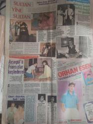 Şey Haftalık Aktüalite Sinema Tiyatro Müzik ve Magazin Gazetesi - 17 Ekim 1987 - Sayı:4 - Kıbrıs'ın kurtuluşunu dizi film yapan TRT parasıyla rezil oluyor - KKTC Devlet Tiyatroları Genel Müdürü'nün büyük nankörlüğü - Çıplak yıldız rezaleti - Hilmi Özen - Dizi uğruna dişiliğini öldürdü - Bahar Öztan - Yücel Uçanoğlu - Çıplak nitelendirilen yıldızı tanıyorlar mı? - Neslihan Acar - Müdür beyin itibar etmediği çıplak yıldızı Denktaş'ın kızı ağırlıyor - Filiz taçbaş - Rauf Denktaş - Sultan yine sultan - Türkan Şoray kraliçelik tahtını bırakmadığını gösterdi - Kiradan kurtulamayan altın portakallı star - Şener Şen'e ödül değil ev gerek - Orhan Esen Kaset Reklamı - Ayşegül Aldinç'i Fransızlar keşfedecek - Kadir kazandıramayınca Tarık Akan'ın kucağına düştü - Ömer Kavur - Atilla Özdemiroğlu - Cihan Ünal'ı düşlerken, Kadir İnanır'ı buldu fotoğraf ve haberi - Gazete tam değildir sadece 2 sayfası mevcuttur