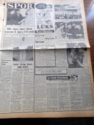 Vatan Gazetesi - 12 Haziran 1954 - Türk Pakistan Anlaşması Dün Mecliste İttifakla Kabul Edildi - Adnan Menderes İle Pakistan Başbakanı Muhammed Ali'nin Demeçleri - Ailesini Katleden Hikmet Küçük Duruşmada Beni Asınız Diye Bağırdı - Birleşik Amerika Dışişleri Bakanı John Foster Dulles Çin Hindinde Amerika'nın Harbe Girme Şartlarını Bildirdi - Sultanahmet Cezaevi Karşısında Bitli Ekmek Yapan Fırın Kapatılıyor - Dünya Kupası Maçları 14 Haziran'da Başlıyor - Denizde İsyan Yazan Herman Wouk Yazı Dizisi - Denizcilik Ve Kabotaj Bayramı Hazırlıkları - Arap Memleketleri İle İsrail'e İhtar - Altemur Kılıç - Hoş Memo Karikatür - Fransa'da En Çok Okunan Gazete France Soir - General Ali Fuat Cebesoy'un Siyasi Hatıraları - Okuyucu Fikir Ve Şikayetleri Dinleyen Ve Derleyen Ahmet Refik Noyan - Cumhurbaşkanı Celal Bayar'ın Güreşçileri Tebriki - Adana Demirspor Almanya'ya Gidiyor - İstanbul Atletizm Bayramı Bugün Başlıyor - Meşhur Yüzücü Kadas Mağlup Oldu - 19 Mayıs Stadında Gece Maçları Yapılacak