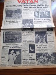 Vatan Gazetesi - 1 Temmuz 1954 - Yeni Dostumuz Kanada Yazan Ahmet Emin Yalman Yazı Dizisi - Seçim Kanunu Tadilatı 33 e Karşı 337 Oyla Kabul Edildi - Nevşehir'i İl Kırşehir'i İlçe Yapan Kanun Çıktı - Dünya Kupası Yarı Final Müsabakalarında Macaristan 4 Uruguay 2  Almanya 6 Avusturya 1 - Başbakan Adnan Menderes İle Kemal Kırıkoğlu Arasında Tartışmalar Oldu - Şeker Halka Vesika İle Dağıtılıyor - Dün Güneş Tutuldu - Milli Oyunlar Müsabakası Hakkında Bilgi Verildi - 1953 Türkiye Güzeli Belgin Doruk Puro Tuvalet Sabunu Kullanıyorum Diyor - Denizde İsyan Yazan Herman Wouk Yazı Dizisi - Bir İsrail Filosu İstanbul'u Ziyaret Edecek - Gülhane Sergisindeki Kümes Hayvanlarını Sansarlar Boğuyor - Sovyetler Atomla İşleyen Elektrik Santrali Yapmışlar - Cami Yanında Çıplak Resim Çektiren Kadın - General Ali Fuat Cebesoy'un Siyasi Hatıraları Yazı Dizisi - Arı Unları - 50 Bin Dolarlık Yedek Parça Geldi - Borsa - İstanbul Sinema Programı - Doğubank - Prens Sabahattin'in Hatırası Anıldı - Partizan Memurlar