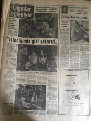 HÜRRİYET GAZETESİ 22 EKİM 1967 YIL :20 SAYI :6999--Bir adet sigara ömrü 14,5 dakika kısaltıyor --Eski Necdet Olsaydım Yumruğu Suratının Orta Yerine İndiriverirdim --Kızını kaçıran genci sokakta tabanca ile delik deşik eden katil  ortalığı birbirine kattı ---Şah a apartman boyunda portresi gönderildi --Diba nın şahane  pelerinini  altı nedime taşıyacak ---Filipinlerdeki  Tayfunda  175 kişi öldü ---Teyzesinin ölüsü başında yakalanan  asker kaçağı  genç  katil değilim dedi --Şahıs başına ayda 135 litre su  isabet ediyor ---Oto imalcileri kaz denemelerinde  ceset kullanmaya  başladı ---Fenerbahçe  zor kazandı : 2-1---Beşiktaş Favori ---Şekerspor :0 Bursaspor : 0 ---Göztepe Mersin i farklı yendi : 3-0---Türkiye ile Irak ,tabii gaz nakli konusunda  anlaştılar ---Rüya Görmeyen İnsan Hasta Oluyor --PTT ,Vefa yı 2-1 mağlup etti --Karagümrük  2-0 galip --