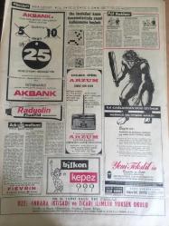 HÜRRİYET GAZETESİ 22 EKİM 1967 YIL :20 SAYI :6999--Bir adet sigara ömrü 14,5 dakika kısaltıyor --Eski Necdet Olsaydım Yumruğu Suratının Orta Yerine İndiriverirdim --Kızını kaçıran genci sokakta tabanca ile delik deşik eden katil  ortalığı birbirine kattı ---Şah a apartman boyunda portresi gönderildi --Diba nın şahane  pelerinini  altı nedime taşıyacak ---Filipinlerdeki  Tayfunda  175 kişi öldü ---Teyzesinin ölüsü başında yakalanan  asker kaçağı  genç  katil değilim dedi --Şahıs başına ayda 135 litre su  isabet ediyor ---Oto imalcileri kaz denemelerinde  ceset kullanmaya  başladı ---Fenerbahçe  zor kazandı : 2-1---Beşiktaş Favori ---Şekerspor :0 Bursaspor : 0 ---Göztepe Mersin i farklı yendi : 3-0---Türkiye ile Irak ,tabii gaz nakli konusunda  anlaştılar ---Rüya Görmeyen İnsan Hasta Oluyor --PTT ,Vefa yı 2-1 mağlup etti --Karagümrük  2-0 galip --