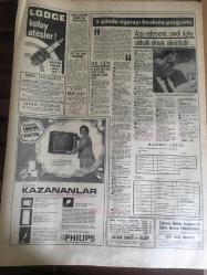 HÜRRİYET GAZETESİ 22 EKİM 1967 YIL :20 SAYI :6999--Bir adet sigara ömrü 14,5 dakika kısaltıyor --Eski Necdet Olsaydım Yumruğu Suratının Orta Yerine İndiriverirdim --Kızını kaçıran genci sokakta tabanca ile delik deşik eden katil  ortalığı birbirine kattı ---Şah a apartman boyunda portresi gönderildi --Diba nın şahane  pelerinini  altı nedime taşıyacak ---Filipinlerdeki  Tayfunda  175 kişi öldü ---Teyzesinin ölüsü başında yakalanan  asker kaçağı  genç  katil değilim dedi --Şahıs başına ayda 135 litre su  isabet ediyor ---Oto imalcileri kaz denemelerinde  ceset kullanmaya  başladı ---Fenerbahçe  zor kazandı : 2-1---Beşiktaş Favori ---Şekerspor :0 Bursaspor : 0 ---Göztepe Mersin i farklı yendi : 3-0---Türkiye ile Irak ,tabii gaz nakli konusunda  anlaştılar ---Rüya Görmeyen İnsan Hasta Oluyor --PTT ,Vefa yı 2-1 mağlup etti --Karagümrük  2-0 galip --