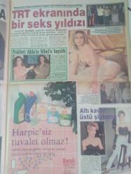 Haftanın Sesi Haftalık Aktüalite Sinema Tiyatro Müzik ve Magazin Dergisi - 30 Mart 1990 - Sayı:13 - Gerçek aşka dönüş sinyali - Türkan Şoray'ın küllenen aşkı yeniden dillerde - Yıllardır sömürülen Bülent Ersoy durdu durdu patladı - Fikret Erkoç - İbrahim Tatlıses - İşte hayatına anlam katan yumurcak - Birol Gürkanlı - Ağlatan Prova - Nuray Hafiftaş - Düşmanlar Çatladı - Omar Gencebay - Ferdi Tayfur - Tropikal Geceler - Margio Assemany - Coca Cola Reklamı - TRT ekranında bir seks yıldızı - Çeçilya - Nükhet Duru - Sibel Turnagöl - Gönül Esen - Aydın Erdem - Türker İnanoğlu - Şebnem dinçgör - Türkan Şoray - Rüçhan Adlı cephesi - Eski aşıktan pahalı jest - Paryse'in seçimi Atkuyruklu Engin Koç - Moda İplik Reklamı fotoğraf ve haberi - Gazete tam değildir sadece 4 sayfası mevcuttur