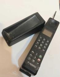 Antika - İlk Cep Telefonlarından.  MOTOROLA CEP TELEFONU  Üretim : 1990 Koleksiyonluk,  DEKORLUK..Denenmedi..Haliyle.. - kitantik - kitaLog