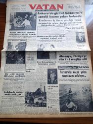 Vatan Gazetesi - 24 Haziran 1954 - Karısını Baldızını Kaynanasını Öldüren Katil Hikmet Küçük Müşahede Altına Alındı - Bir Şehit Anasına 100 Dolar Verilecek - Tarsus'tan Vatan'a Yazan Fasih İmal Yazı Dizisi - Ankara'da Gizli 46 Ton Ve 74 Sandık Kesme Şeker Bulundu - Komisyon Kırşehir İlgasını Kabul Etti - Server Somuncuoğlu CHP'den İstifa Etti - Orgeneral Salih Omurtak Vefat Etti - Kışlalarda Ranza Usulü Kalkıyor - Başbakan Adnan Menderes Libya Başbakanı Mustafa Ben Halim İle Görüştü - Fen Dekanlığına Nüzhet Gökdoğan Seçildi - Denizde İsyan Yazan Herman Wouk Yazı Dizisi - Başbakan Nehru'ya Suikast Teşebbüsü Meydana Çıkarıldı - Yugoslav Ordusu Fotoğraf Sergisi Açıldı - Hoş Memo Karikatür- Amerikalı Bilgin Doktor Karl T. Compton Dün Öldü - Pul Aleminin İçyüzü Derleyen Nur Sabuncuoğlu - Galatasaray Lisesi'nden Mezun Bir Genç Limon Satıyor - General Ali Fuat Cebesoy'un Siyasi Hatıraları Yazı Dizisi - Bu Yerin Ötesinde Yazan Cronin Yazı Dizisi - Dünya Kupası Futbol Müsabakaları - Milli Takım