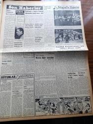 Vatan Gazetesi - 24 Haziran 1954 - Karısını Baldızını Kaynanasını Öldüren Katil Hikmet Küçük Müşahede Altına Alındı - Bir Şehit Anasına 100 Dolar Verilecek - Tarsus'tan Vatan'a Yazan Fasih İmal Yazı Dizisi - Ankara'da Gizli 46 Ton Ve 74 Sandık Kesme Şeker Bulundu - Komisyon Kırşehir İlgasını Kabul Etti - Server Somuncuoğlu CHP'den İstifa Etti - Orgeneral Salih Omurtak Vefat Etti - Kışlalarda Ranza Usulü Kalkıyor - Başbakan Adnan Menderes Libya Başbakanı Mustafa Ben Halim İle Görüştü - Fen Dekanlığına Nüzhet Gökdoğan Seçildi - Denizde İsyan Yazan Herman Wouk Yazı Dizisi - Başbakan Nehru'ya Suikast Teşebbüsü Meydana Çıkarıldı - Yugoslav Ordusu Fotoğraf Sergisi Açıldı - Hoş Memo Karikatür- Amerikalı Bilgin Doktor Karl T. Compton Dün Öldü - Pul Aleminin İçyüzü Derleyen Nur Sabuncuoğlu - Galatasaray Lisesi'nden Mezun Bir Genç Limon Satıyor - General Ali Fuat Cebesoy'un Siyasi Hatıraları Yazı Dizisi - Bu Yerin Ötesinde Yazan Cronin Yazı Dizisi - Dünya Kupası Futbol Müsabakaları - Milli Takım