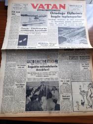 Vatan Gazetesi - 12 Temmuz 1954 - Yeni Dostumuz Kanada Yazan Ahmet Emin Yalman Köşe Yazısı - Tarsus Vapuru Charleston'da Tezahüratla Karşılandı - Cankurtaran'da Bir Fırından Alınan Ekmeğin İçinden Böcek Çıktı - Ortadoğu Elçilerimiz Bugün Toplanıyorlar - Büyük Bir Döviz Kaçakçılığı Tahkikatı Yapılıyor - Tramvay Hatlarının Kalkması Muhtemel - Türkiye Dışişleri Bakanı Fuat Köprülü Yugoslavya'ya Gidecek - Başbakan Adnan Menderes Sarıyar Barajını Gezdi - Denizde İsyan Yazan Herman Wouk Yazı Dizisi - İstanbul Metrosu Sondaj Çalışmaları Başlıyor - Cumhurbaşkanı Celal Bayar Atatürk Kız Lisesi Mezunları Arasında - General Ali Fuat Cebesoy'un Siyasi Hatıraları Yazı Dizisi - Bu Yerin Ötesinde Yazan Cronin Yazı Dizisi - Cemiyet Hayatı - Ankara Atletizm Bayramı - Av Hayvanları Azalıyor - İzmir'de de Gece Maçları Yapılacak - Müttefik Kuvvetler Avrupa Başkomutanı Gruenther Rusya Savaş Gücünü Arttırıyor Dedi - Çapamarka - Apollo Sirki - Doğubank - Makine Kimya Endüstrisi Kurumu - Ziraat Bankası
