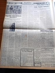 Vatan Gazetesi - 12 Temmuz 1954 - Yeni Dostumuz Kanada Yazan Ahmet Emin Yalman Köşe Yazısı - Tarsus Vapuru Charleston'da Tezahüratla Karşılandı - Cankurtaran'da Bir Fırından Alınan Ekmeğin İçinden Böcek Çıktı - Ortadoğu Elçilerimiz Bugün Toplanıyorlar - Büyük Bir Döviz Kaçakçılığı Tahkikatı Yapılıyor - Tramvay Hatlarının Kalkması Muhtemel - Türkiye Dışişleri Bakanı Fuat Köprülü Yugoslavya'ya Gidecek - Başbakan Adnan Menderes Sarıyar Barajını Gezdi - Denizde İsyan Yazan Herman Wouk Yazı Dizisi - İstanbul Metrosu Sondaj Çalışmaları Başlıyor - Cumhurbaşkanı Celal Bayar Atatürk Kız Lisesi Mezunları Arasında - General Ali Fuat Cebesoy'un Siyasi Hatıraları Yazı Dizisi - Bu Yerin Ötesinde Yazan Cronin Yazı Dizisi - Cemiyet Hayatı - Ankara Atletizm Bayramı - Av Hayvanları Azalıyor - İzmir'de de Gece Maçları Yapılacak - Müttefik Kuvvetler Avrupa Başkomutanı Gruenther Rusya Savaş Gücünü Arttırıyor Dedi - Çapamarka - Apollo Sirki - Doğubank - Makine Kimya Endüstrisi Kurumu - Ziraat Bankası