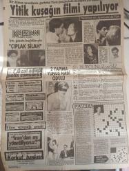 Haftanın Sesi Haftalık Aktüalite Sinema Tiyatro Müzik ve Magazin Gazetesi - 6 Temmuz 1990 - Sayı:27 - Travestiler Kraliçesi Sisi'den cüretkar itiraflar - Bülent Ersoy - Azrail'in nefesi Bülent Hanım'ın yine ensesinde - Türkan Şoray'a övgü sağanağı - Reklam afişine sansür - Müjde Ar - Ümit Belen - 'Sübyan' el değiştirdi - dansöz Melike - ''Yeni bir aşk arıyorum'' - Bir Alman prodüktör, gurbetçi Türk gençlerinin kanayan yarasına parmak bastı - Yitik kuşağın filmi yapılıyor - Yunus Nadi - Burcunuz ve Siz - Bulmaca - Ergun Gürsoy - Berke Armay - Fatma Uluçam - Ruhcan Akıl - Şebnem Tugay - Ayşen Çebi - Levent Çebi - Sabahattin Açıkgöz - Özlem Yüzbaşıoğlu - Nezih Duru - Avukat Çetin Yıldırımakın fotoğraf ve haberi - Gazete tam değildir sadece 4 sayfası mevcuttur