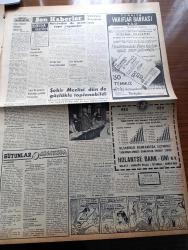 Vatan Gazetesi - 23 Haziran 1954 - İbni El Sunusi Celal Bayar'a Mesaj Gönderdi - Başbakan Adnan Menderes Tarafından Libya Başbakanı Mustafa Ben Halim'e Verilen Ziyafet - Karaborsa Pahalılığın Tesirini Arttırıyor - Guatemala'da Dün Büyük Çarpışma Oldu - Dünya Kupası Garaj Maçında Türkiye Almanya İle Karşılaşıyor - Sendikaların Konfederasyona Müracaatleri - Tarsus'tan Vatan'a Yazan Fasih İmal Yazı Dizisi - Belediye Seçim Kanunu Değişiyor - 12. Dil Kurultayı için Hazırlık - Denizde İsyan Yazan Herman Wouk Yazı Dizisi - Geçmişte Bugün Hatay Anavatana Kavuşuyor - Sovyetler De Atom Topu Yapmışlar - İzmir'de Genelev Kadınları Sendika Kuracaklar - General Ali Fuat Cebesoy'un Siyasi Hatıraları Yazı Dizisi - Pul Aleminin İçyüzü Derleyen Nur Sabuncuoğlu Yazı Dizisi - Vatan Radyo İlavesi - İstanbul Radyosu Stüdyo Mühendisinin Bir Bayan Olduğunu Biliyor Musunuz - Yüksek Mühendis Mualla Acar - Bu Yerin Ötesinde Yazan Cronin - Pal Traş Bıçağı - Radyolin - Türkiye Kore Milli Maçından Fotoğraf