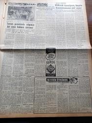 Vatan Gazetesi - 23 Haziran 1954 - İbni El Sunusi Celal Bayar'a Mesaj Gönderdi - Başbakan Adnan Menderes Tarafından Libya Başbakanı Mustafa Ben Halim'e Verilen Ziyafet - Karaborsa Pahalılığın Tesirini Arttırıyor - Guatemala'da Dün Büyük Çarpışma Oldu - Dünya Kupası Garaj Maçında Türkiye Almanya İle Karşılaşıyor - Sendikaların Konfederasyona Müracaatleri - Tarsus'tan Vatan'a Yazan Fasih İmal Yazı Dizisi - Belediye Seçim Kanunu Değişiyor - 12. Dil Kurultayı için Hazırlık - Denizde İsyan Yazan Herman Wouk Yazı Dizisi - Geçmişte Bugün Hatay Anavatana Kavuşuyor - Sovyetler De Atom Topu Yapmışlar - İzmir'de Genelev Kadınları Sendika Kuracaklar - General Ali Fuat Cebesoy'un Siyasi Hatıraları Yazı Dizisi - Pul Aleminin İçyüzü Derleyen Nur Sabuncuoğlu Yazı Dizisi - Vatan Radyo İlavesi - İstanbul Radyosu Stüdyo Mühendisinin Bir Bayan Olduğunu Biliyor Musunuz - Yüksek Mühendis Mualla Acar - Bu Yerin Ötesinde Yazan Cronin - Pal Traş Bıçağı - Radyolin - Türkiye Kore Milli Maçından Fotoğraf