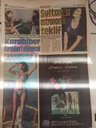 Manşet Haftalık Aktüalite Sinema Tiyatro Müzik ve Magazin Gazetesi - 22 Mayıs 1996 - Sibel Turnagöl için kesenin ağzını açtı - Bu aşkın bedeli 30 milyar - Sacit Aslan'ın Yasemin Kutsi'den boşanma tazminatı 300 bin dolar ve 1 daire - Zehir Hafiye - O gece kızlar futbolcu avındaydı - Mahkeme kapısındaki ünlüler - Sinan Çetin - Bedri Bayakm - Ajda Pekkan - Erkan Özerman - Selçuk Başar - Neco - Müzisyenin başı dertte fotoğraf ve haberi - Gazete tam Değildir Sadece 2 Sayfası Mevcuttur