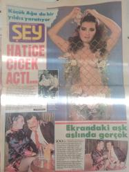 Şey Haftalık Magazin ve Siyasi Aktüalite Gazetesi - 16 Nisan 1984 - Sayı:30 - Ahu Tuğba ve Hülya Avşar senaristlerin kurbanı oldu - - Yedikleri kazığı geç fark ettiler - Floran Diş Macunu Reklamı - Filmciler Harika Avcı'ya yeni bir iş buldu ama... - Can Gürzap - Nezmi Öner - Türkan Şoray - Yusuf Sezgin - Bahar Öztan - Hatice Çiçek Açtı - Ekrandaki aşk alında gerçek fotoğraf ve haberi - Gazete tam değildir sadece 2 sayfası mevcuttur