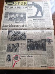 Vatan Gazetesi - 30 Temmuz 1960 - Ahmet Emin Yalman Köşe Yazısı - Cemal Gürsel Hatay İçin Ölürüz Dedi - Eski Başbakan Hasan Saka'yı Kaybettik - Bakan Ve Milletvekilleri 1. Dereceden Maaş alacaklar - Kar Hadlerinde Değişiklik Yok - Havadis Gazetesi On Gün Kapatıldı - Yeni Bareme Göre Ücretler Belli Oldu - İnsan Bir Yerde Bellidir Yazan Mehmet Seyda Yazı Dizisi - Eyüp Belediye Evlerinde Oturanların Çoğu Muhtaç - Para Karşılığı Futbolcular Sporcu Değildir - İstanbul Valisi Tuğgeneral Tulga Dün 4 Ayda 555 Milyon Liralık Vergi Toplandı Dedi- Oktay Akbal Köşe Yazısı - Tonton Agah Çizgi Roman Sade Yalçın - Yarıda Kalan İhtilal Yazan Hasan Amca - Annelerin Büyük Korkusu Çocuk Felci - Kır Çiçeği Marion Yazan Jean Martet Yazı Dizisi - İstanbul Ankara Radyosu Programı - Beşiktaşlı Recep Adanır Galatasaray'da - Davutpaşa Taksim İle Yarın Oynuyor - Japon Yüzücü Jamanaka Rekor Kırmağa Devam Ediyor - Cumhuriyet Kupası Yelken Yarışmaları - Wimbledon Şampiyonu Alex Olmedo - Tolay Kupası - Transfer